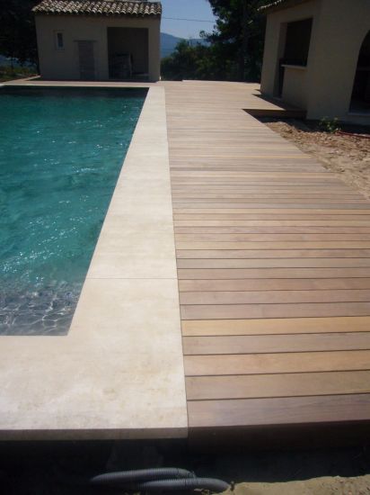 Terrasse en bois à aix en provence pour contour de piscine